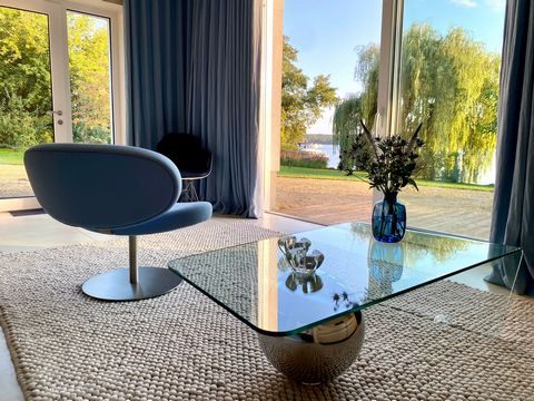 Beautiful, bright flat in frontal lakeside location with a dream view of the water! Furnished in Scandinavian style, partly with designer furniture, fully equipped and with direct lake access, jetty for sailing or motorboat and parking space. Very qu...