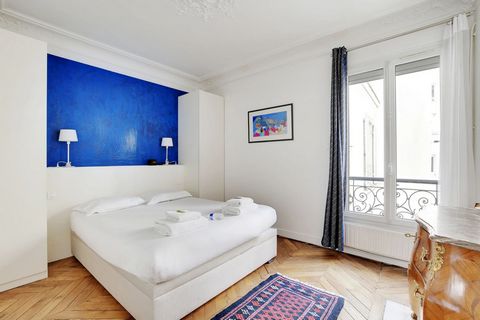This is a 59m2 flat located on the 4th floor with a lift of a Haussmann building. It consists of an entrance hall leading to - A living room - A dining room - A bedroom with a double bed (160/200cm) - A fully equipped kitchen (refrigerator, induction...