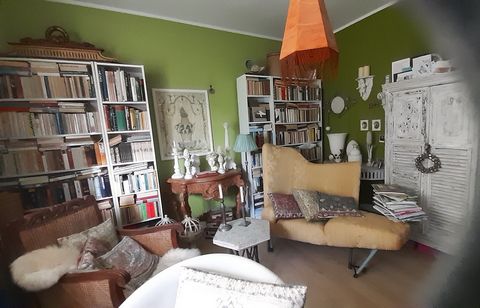 This is a beautiful 100 square meter apartment in the best location of Mönchengladbach. The apartment has a total of three rooms and is divided into a living - and dining area, a separate kitchen with dining table for four people, a bathroom, a study...