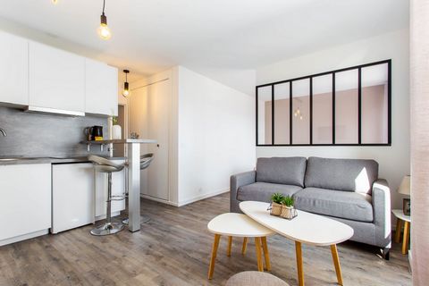 This superb flat is located on the 16th floor of a modern building, with a lift, and comprises - A pleasant living room with a sofa bed (140x190cm) with coffee table and TV - An open kitchen equipped with coffee machine, kettle, toaster, microwave, r...