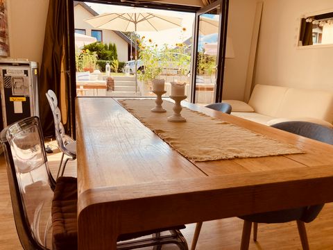 For rent for a limited period of 1 year from September 2022 due to own use: The sunny 2-room flat with a very large new 20 m south-facing terrace is situated in a quiet location in a detached single-family house. The large eat-in kitchen offers optim...