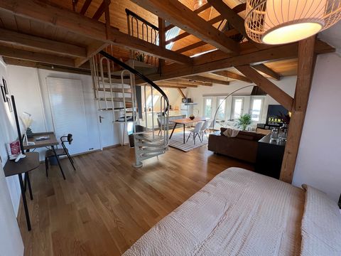 Welcome to this 75m2 loft in Bregenz Vorkloster, offering everything you need for a great stay in Bregenz. - King size box spring bed - 65
