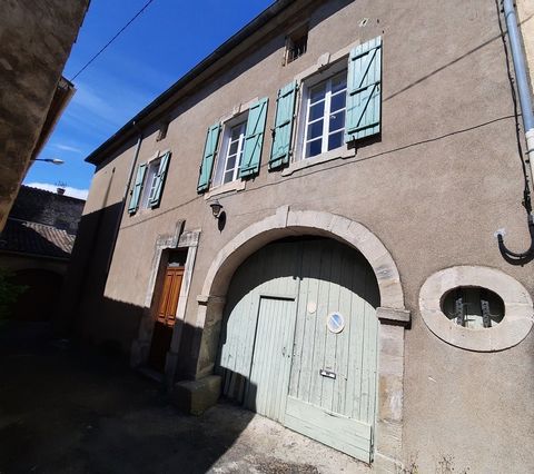 This charming house, located in a village with all shops, cafe, restaurants, and school, at 20 minutes from Beziers, 20 minutes from Bedarieux and 30 minutes from the coast. The approximately 155 m2 of living space includes 2/3 bedrooms and 2 bathroo...