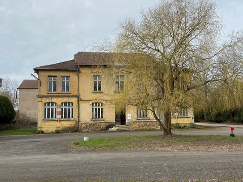 35 minutes from Luxembourg, on a property of 20 ares, beautiful period building. Possibility for residential and office use, creation of apartments, garage and parking. 188 m2 of floor on the ground floor and the floor and 140m2 of attic to develop. ...