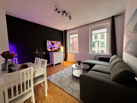 Freshly renovated and fully equipped 2 room old building apartment in Kiel Mitte in the popular “Südfriedhof” district. The apartment is very centrally located on the 3rd floor of a house in a well-kept old building area. The Kiel main station can be...