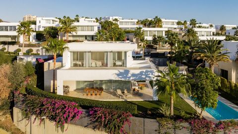 STUNNING 4 BEDS VILLA LA FINCA DE MARBELLA RIO REAL HEATED POOL AND PRIVATE GARDEN CITY SEA AND MOUNTAIN VIEWS A hardtofind gem a luxury villa in La Finca de Marbella This modern and lavish villa is situated in the upscale and peaceful residential ar...