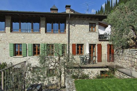 Originally from the 16th century and stylishly renovated: The building with a historic inner courtyard is embedded in a terraced garden with natural stone walls. From the pool area you have a wonderful view over the town and the lake. The well-kept c...