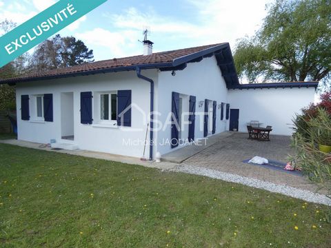 Located in Urcuit at the bottom of a dead end, close to the Mouguerre and Ikea freight area (6 km), this completely renovated house, ready to welcome a family, no work to be planned, has a pretty living room with insert fireplace overlooking a modern...