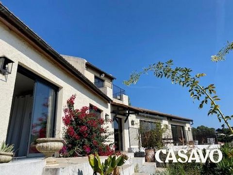 Casavo offers for sale to live like an entire house, this delightful six-room apartment. This top of the villa, completely tastefully redone, in a contemporary style, bathed in light thanks to its bay windows, which overlooks a large private garden a...