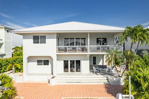 Außergewöhnliches Betonhaus in Islamorada, Florida Keys! Das Hotel liegt in der führenden Golfcart-Gemeinde Port Antigua mit einem erstaunlichen weißen Sandstrand, einem Hausbesitzerpark, einer Bootsrampe und spektakulären Sonnenuntergängen. Die ober...