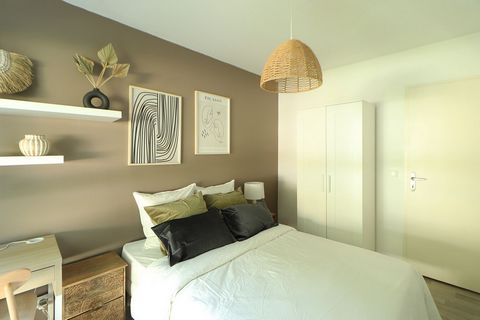 Welcome to Bègles, at the gates of Bordeaux! We are pleased to present to you this comfortable 12m² room, located in an 86m² coliving apartment. Decorated in soft tones of white and taupe, it features two distinct spaces, carefully arranged: a sleepi...