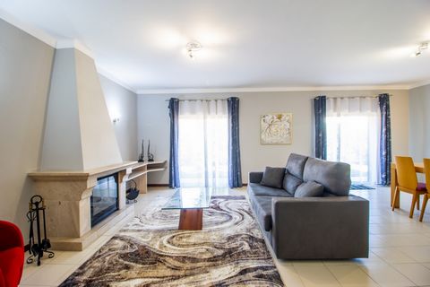 Bienvenue dans cette superbe villa située à Lagos, l'une des destinations les plus prisées de l'Algarve, au Portugal. Cette élégante villa construite sur deux niveaux offre des espaces généreux et une atmosphère confortable pour votre famille et vos ...