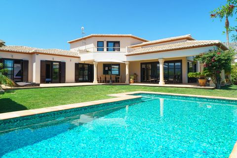 Magnifique et confortable villa de luxe avec piscine privée à Denia, Costa Blanca, Espagne pour 6 personnes. La villa est située dans un quartier vallonné et résidentiel et à proximité des restaurants et des bars. La villa dispose de 3 chambres, 2 sa...
