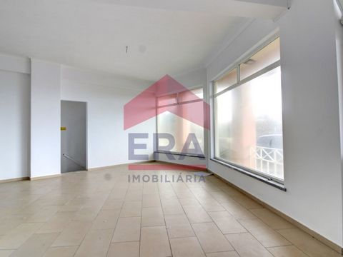 101.80 sq.M Shop in Peniche. Comprising ground floor and basement. With backyard. Well located. Close to EB 123 school. *The information provided is for information purposes only, not binding, and does not exempt inquiring the mediator.* Energy Ratin...
