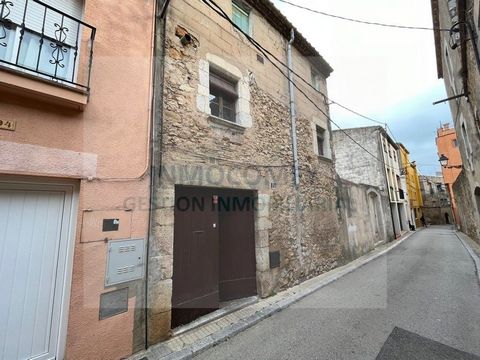 House to reform in an integral way in Torroella de Montgrí in the old town. Built in 1700, with 307 m2 built which are 117 warehouse, and 190 m2 of housing divided into two floors. On the ground floor we find the warehouse, on the first floor we have...
