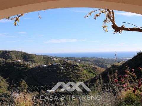 This charming house with a fantastic panoramic view of the sea and the surrounding countryside belongs to Arenas. One of the many wonderful mountain villages of Andalusia. On the first floor of the house there is a spacious living and dining area wit...