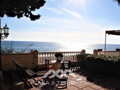 Plot for investors, developers, for tourist purposes or as a private dream home. This single story, beachfront home, that has to be reformed has a 2,666m2 urban lot that can be partitioned off. This spectacular property has magnificent ocean and moun...