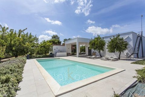 If you are looking for a hideaway in Puglia, ready to move in also in the winter time then you cannot miss the opportunity to acquire this 3 bedrooms villa with pool and private garden. Located at a very short distance from Oria, the villa stands on ...