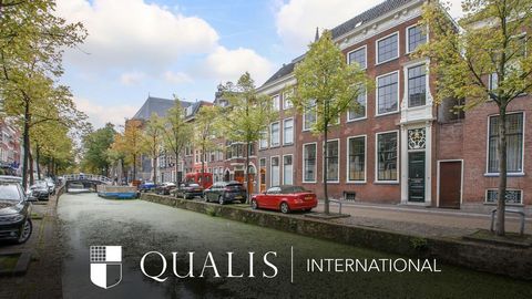 Ao longo do canal encontra-se a residência patrícia 'De 3 Cimbellen' com um jardim espaçoso e privado. Esta casa monumental única e de tamanho generoso (434 m² de área útil) está localizada bem no centro, em um dos mais belos canais de Delft. É uma b...