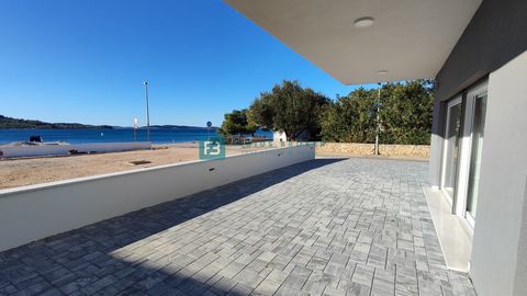 Location: Šibensko-kninska županija, Vodice, Srima. SRIMA - Attractive business premises for sale, in a great location in Srima, next to the main promenade and beach, 1st row to the sea! It is located on the ground floor of a residential and commerci...