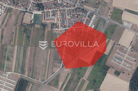 A unique opportunity for investment in a building plot of 1016 m2 located in the beautiful surroundings of Hrašćica, not far from Varaždin. This spacious land has everything you need for the successful construction of a residential building, and it h...
