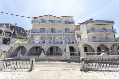 Trogir, beautiful hotel and restaurant in Mastrinka, gross residential area of 2,408.84 m2.. It consists of a ground floor with restaurant and reception and four floors with 33 decorated rooms, 30 bathrooms and 39 balconies and an indoor pool. All ac...