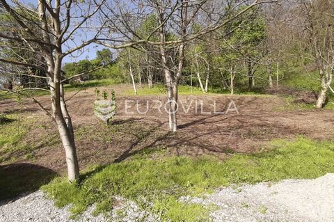 An attractive building plot of 802 m2, oriented to the south. It is located 50 m from the main road that passes through the place. There is an asphalt road to the plot. The land is in the area of family houses with a beautiful view of Zabok and the Z...