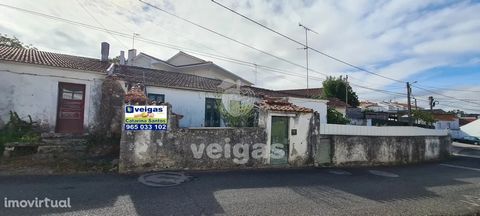 Small House at the gates of Alcobaça, in a very precarious state of conservation and in need of background works. This villa contains a small terrace / garden in the front, 3 divisions of small areas, kitchen with smokehouse and small bathroom outsid...