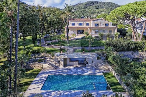 In a dominant position, facing south/west, in absolute calm, this sumptuous freestone villa from the 1970s is ideally located in a residential area of Vence, a few minutes walk from the city center. Built on a plot of land of approximately 5000m2, it...