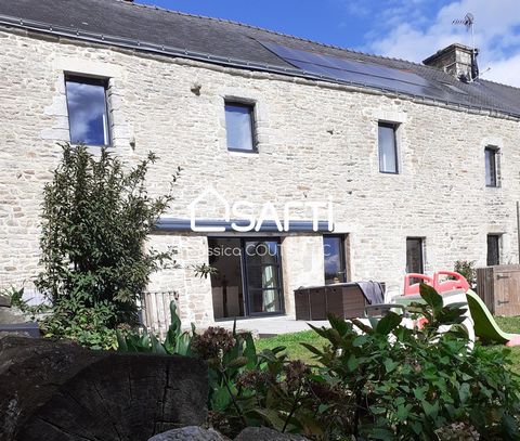 Located in the quiet of a hamlet, just 5 minutes from schools and amenities and 15 minutes from Vannes. This renovated stone house offers a magnificent living room of almost 60m² with exposed beams and stones, an open fitted and equipped kitchen, a t...