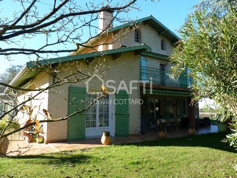 Very nice traditionnal house of quality with 8 rooms with 1 hectare of land near Toulouse (20 min from the airport). 3 bedrooms on the first floor, 1 living-room with chimney, 1 kitchen, 1 veranda, 1 bathroom, 1 WC. On the first floor you will find 2...
