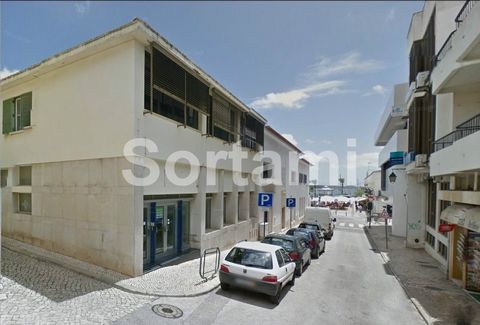 Very well located building in Portimão With an estimated gross area for all the floors of 793m2, this building is located in a privileged area of Portimão. Located close to the main banks, post office and commerce in general. Good access and with the...
