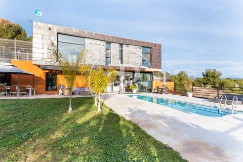 324 sqm house with views in Olocau.The property has 6 bedrooms, 2 bathrooms, swimming pool, fireplace, gymnasium, 6 parking spaces, air conditioning, fitted wardrobes, laundry room, garden, heating and storage room. Ref. VV2212041 Features: - Air Con...