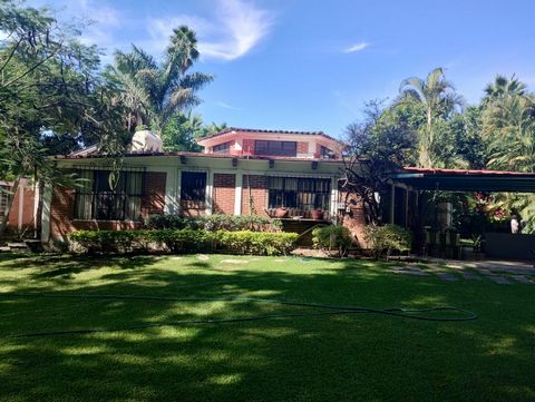 Opportunity to purchase a spectacular house in the Center of Jiutepec, nestled in a large mature wooded garden, with a land of 1,932m2 and a construction area of 322m2 is developed in a main house on one level with a large living room, equipped kitch...
