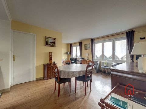 Classified real estate ad for a 2-bedroom apartment in the town of Lille. The interior space measuring 63.94m2 is composed of a living area of 24m2, a kitchen area, a shower room and 2 bedrooms. The double glazing ensures the peace of mind of the occ...