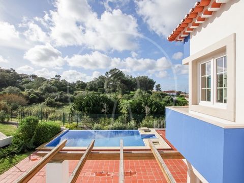 The recent construction of this incredible property offers an exceptionally well-located residence close to the center of Sintra. High-quality finishing details include double glazing and a fully equipped kitchen with top-of-the-range appliances. In ...