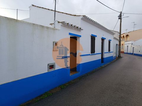Haus mit 4 Schlafzimmern, in der Rua de Santa Barbara, im Zentrum von Azinhal in Castro Marim - Algarve. Ein typisches Algarve-Haus in Aldeia do Azinhal - Castro Marim. Mit einem weiteren Anbau von 30 Quadratmetern auf der anderen Straßenseite, ähnli...