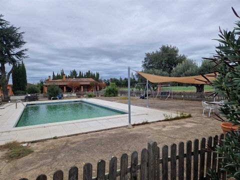 Equestrian Property located in a very quiet area of Forallac, a few minutes from La Bisbal d'Empordí and the best beaches of the Baix Empordí, 2 entrances. Plot with 2 houses in perfect condition, ground floor, porches, pool, garden, 2 garages, works...