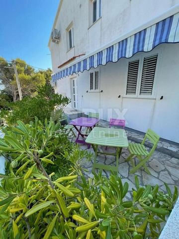 Location: Zadarska županija, Pag, Košljun. PAG ISLAND, KOŠLJUN - Apartment in a quiet bay Apartment for sale in Košljun on the island of Pag. The apartment consists of a bedroom, living room, kitchen, bathroom and balcony. The apartment has private p...