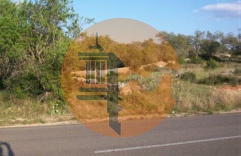 Rustic land, located in Paderne about 15 minutes from Albufeira. With good views and very good access, one of the ends ends on a tarmac road and part of it is completely flat. Possibility of drilling a hole. With some trees. 15 minutes from Albufeira...