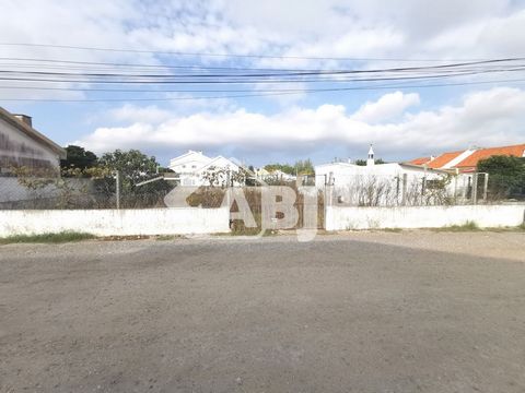 Urban land of 600 m2, located in Santo António da Charneca. With good access to public transport. Close to local shops, schools and the Penalvense Club. Land inserted in AUGI, with feasibility of construction.