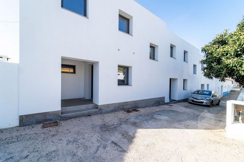 We present a stunning new house to debut in the heart of Aljezur, embracing the beauty of the West Algarve coast as this house is just a 7-minute drive from the stunning beaches of Monte Clérigo, Arrifana and Amoreira, located in the beautiful Southw...