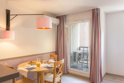 Near to the coast, the Les Citronniers residence is located in the centre of Menton, 500 metres from the old town, with its pedestrian streets lined with orange trees, and the port. A happy compromise between seaside and town, so you can soak up the ...