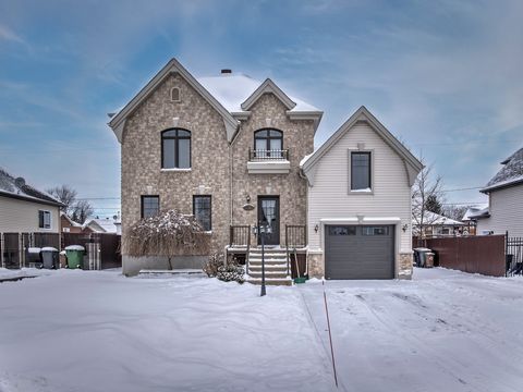 *Turnkey* Magnificent property built in 2010 offering 4 bedrooms, 3 of which are upstairs. You will be charmed by its abundant light, its 26'x11' heated garage and its fully finished basement with a pellet stove in the family room. Enjoy the summer w...