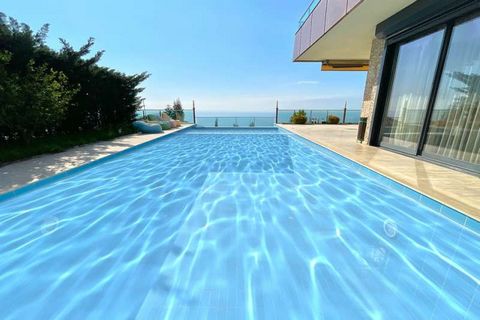 Seamless Elegance: Fully Furnished Retreat in Alanya's Paradise   Experience the epitome of luxury living in the breath-taking paradise of Alanya with our stunning mountain-side villa. Nestled in the natural environment, this extraordinary property o...