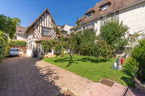 Vaneau Viager offers you a life annuity property occupied by a 78-year-old lady in the heart of Deauville, close to Place Morny and shops and a few minutes from the train station. On wooded land, a set composed of: -A main house comprising an entranc...