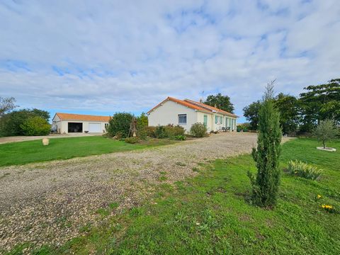 COUP DE CŒUR ASSURÉ ! Vous cherchez une maison sans travaux avec vie de plain pied, venez découvrir cette superbe propriété située dans un environnement calme, à proximité de Montreuil-Bellay, idéale pour les amateurs de tranquillité. À l'intérieur, ...