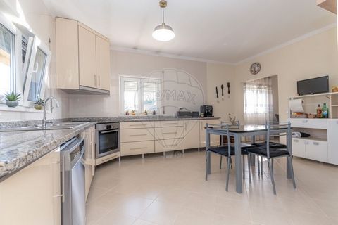 Maison de plain-pied T4 à vendre, Aulne, Arazede La propriété se distingue par une maison de plain-pied et un excellent environnement extérieur pour des moments de détente et de loisirs ! Situé dans un environnement résidentiel tranquille, il se dist...