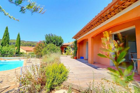 This character property offers you a panoramic view of the vineyards. Its land of over 1400 m2 planted with hydrangeas, laurels and other Mediterranean species is a major asset. The watering is automatic and you can enjoy the water of the Canal de Pr...