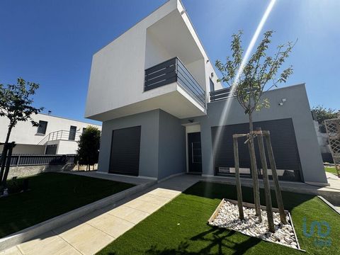 Venda: Moradia de luxo em Sesimbra Descubra esta deslumbrante moradia nova na encantadora Sesimbra! Esta casa moderna oferece o máximo em conforto e luxo, perfeita para uma vida relaxante na costa portuguesa. Caraterísticas: Localização: Localizada n...